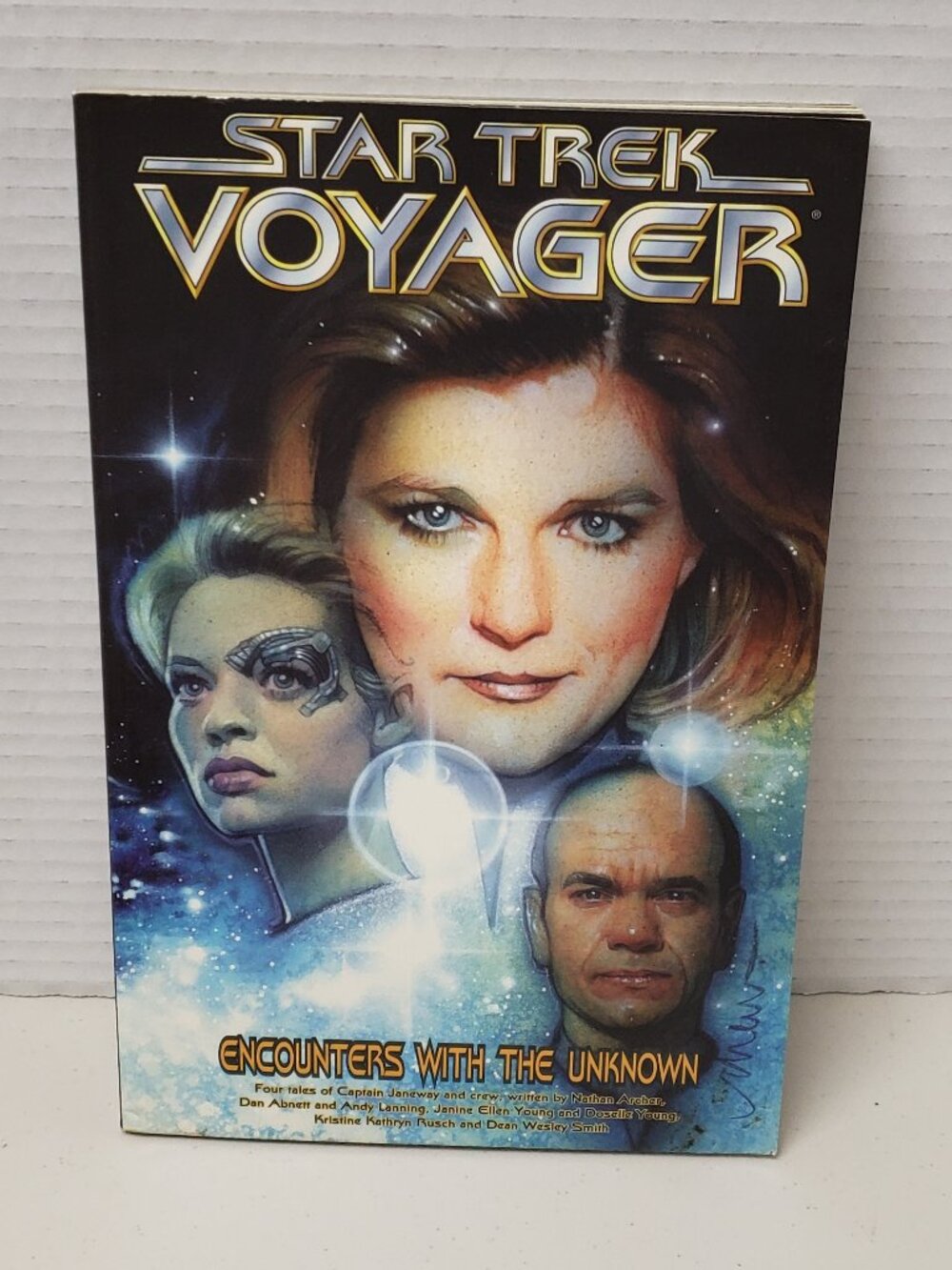 Star Trek Voyager: Encounters With The Unknown Graphic Novel